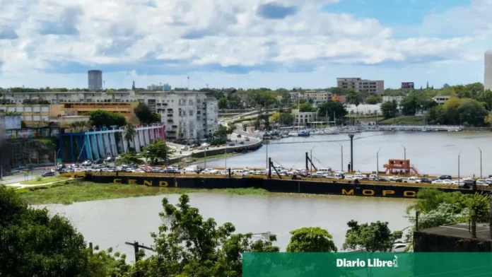 Cierre puente flotante en Santo Domingo.