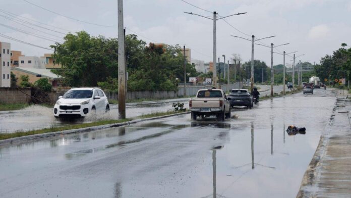 Aguaceros y vientos fuertes en RD.