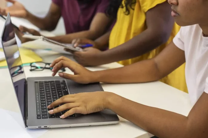 Avances y desafíos en educación digital Latinoamericana.