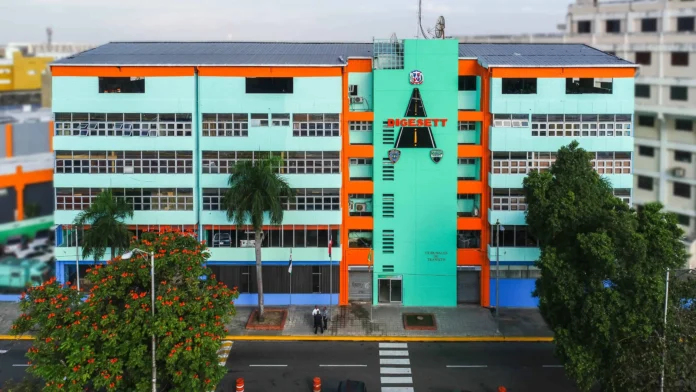 Conductor choca con Digesett tras desobedecer.