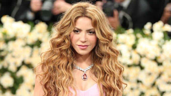 Shakira ignora caída de camarógrafo en concierto.
