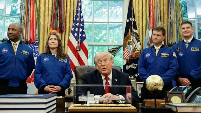Astronautas de Artemis II con Trump en la Casa Blanca.
