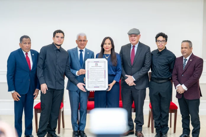 Homenaje póstumo a René Fortunato en Senado.