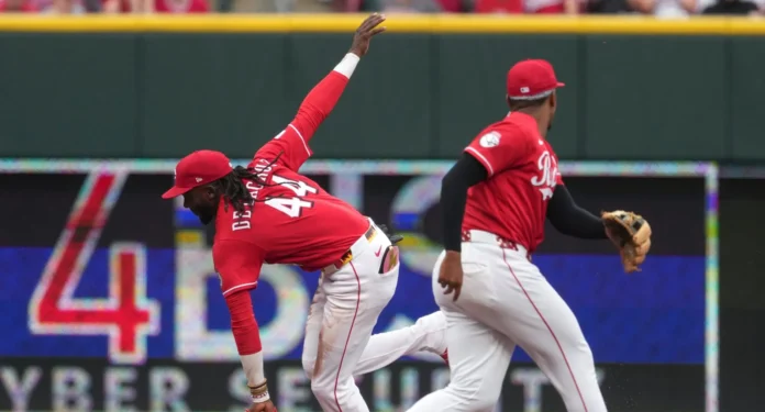 Elly De La Cruz celebra su jonrón.