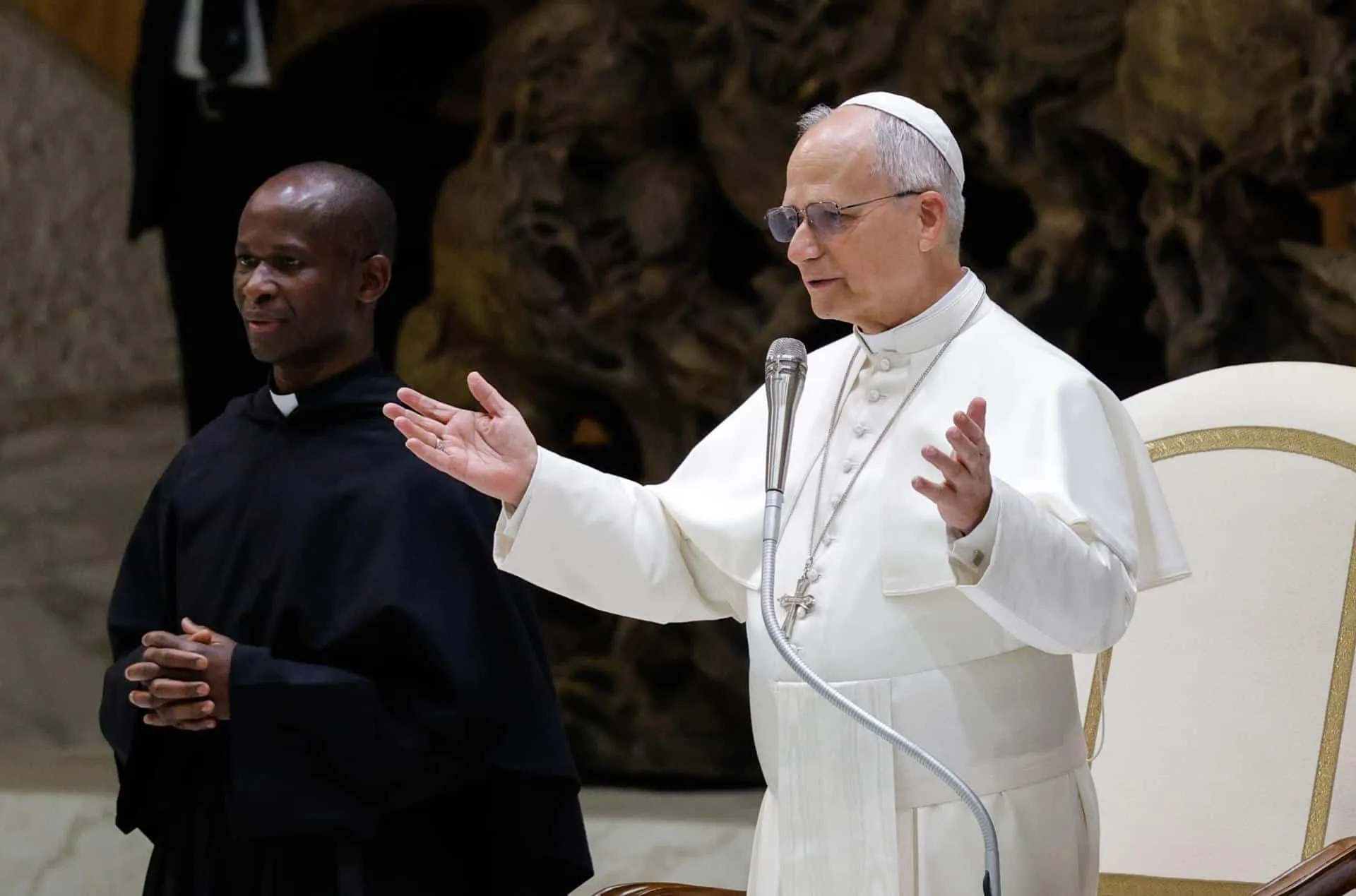 León XIV promueve pensamiento crítico en jóvenes.