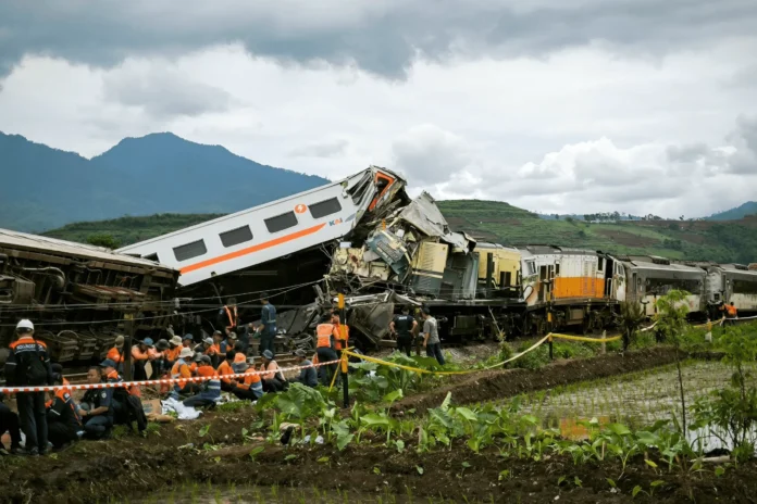 Colisión de trenes en Yakarta, siete muertos.
