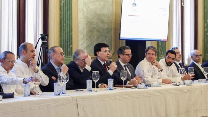 Empresarios se reúnen para discutir fletes.