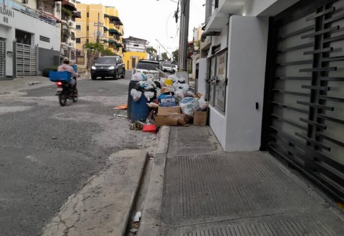 Acumulación de basura en Villa Marina.