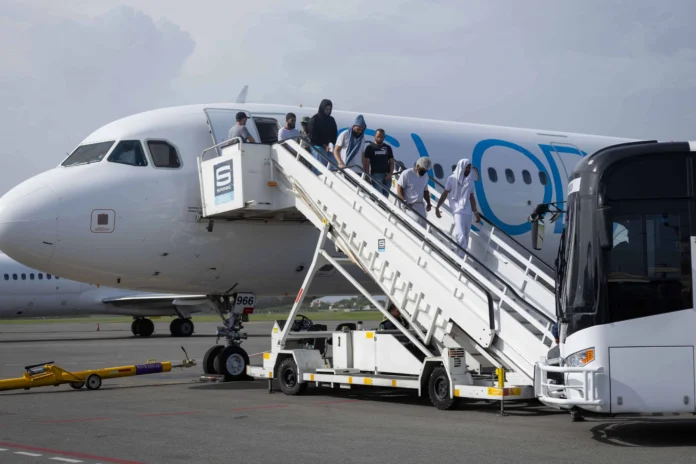 Migrantes dominicanos llegan a Paraguay.