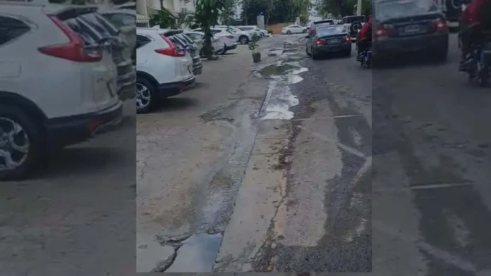 Residentes de Naco exigen reparación de tubería.