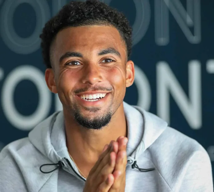 Arthur Fils celebra su progreso en tenis.