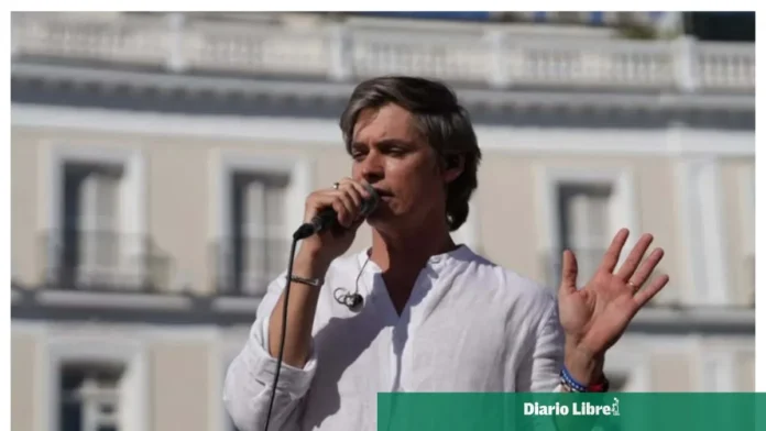 Carlos Baute se disculpa por cántico ofensivo.