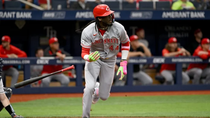 Elly De La Cruz celebra sus jonrones.