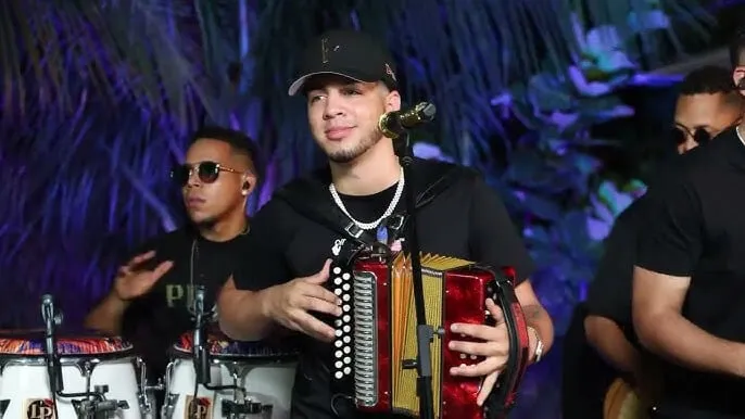 El Rubio del Acordeón celebra victoria legal.