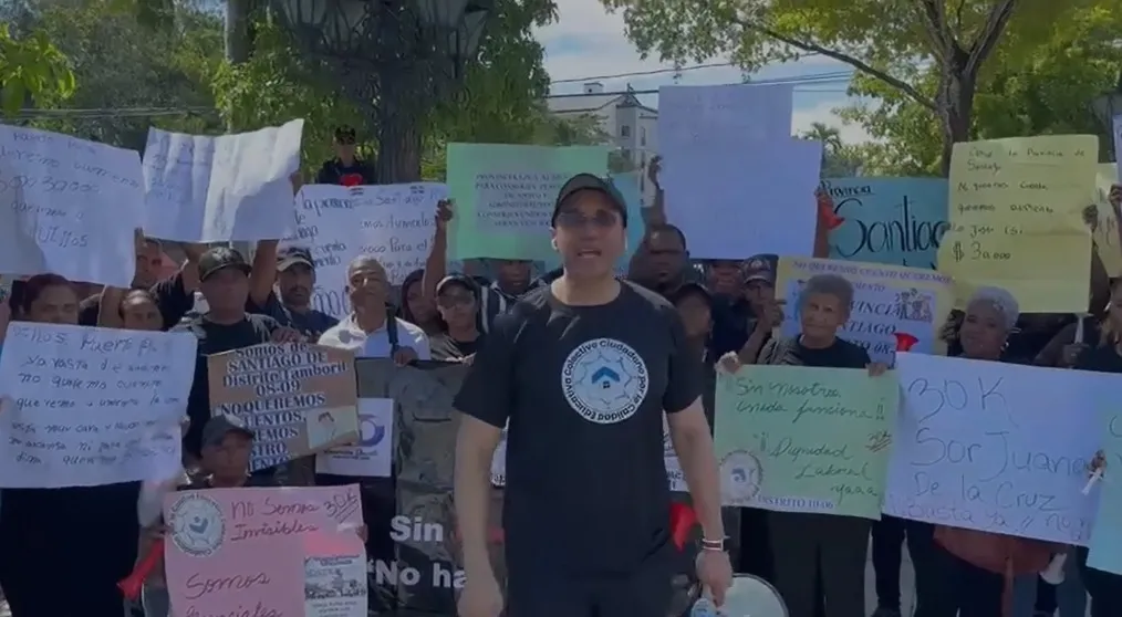 Conserjes y administrativos protestan por salario justo.