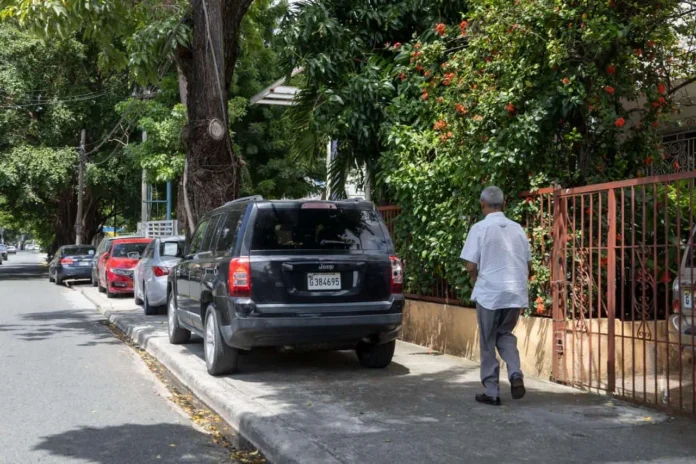 Aceras de Gascue ocupadas por vehículos.