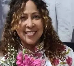 Mujer con cabello afro en Cabo Verde.