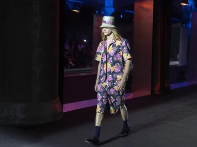 Hombres con estampados florales en moda.