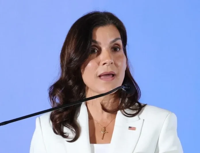 Leah Campos critica desinformación en cumbre.