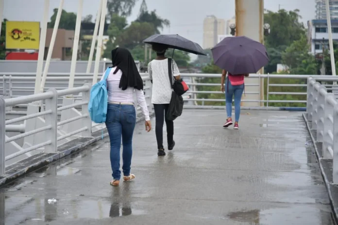 Cielo soleado con lluvias por la tarde
