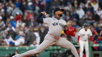 Luis Gil brilla en Fenway Park.