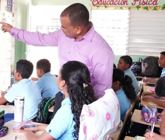 Maestros revisan correos para evaluación docente.