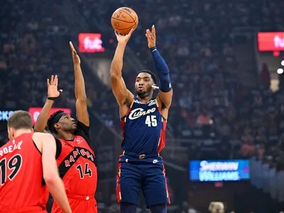 Cavaliers celebran victoria sobre Raptors en playoffs.
