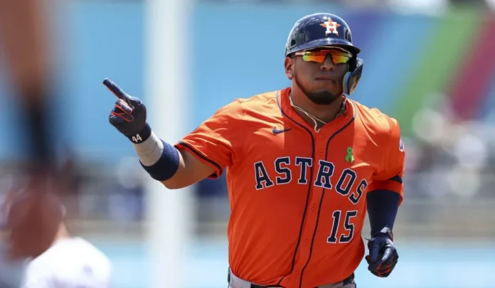 Astros celebran victoria contra Guardianes en Cleveland.
