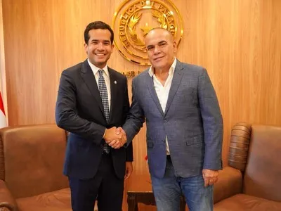 Omar Fernández en reunión con líderes paraguayos.