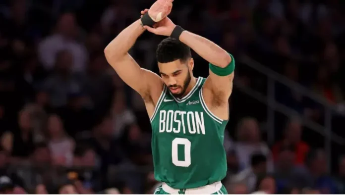 Jayson Tatum celebra victoria de Celtics.