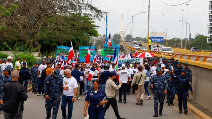 Protesta contra minería en autopista Duarte.