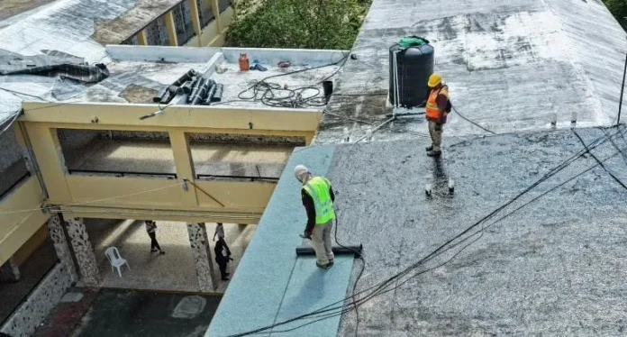 Reparación de techos en escuelas públicas.