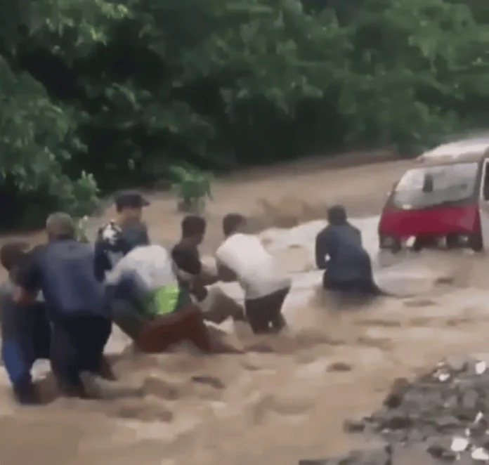 Rescate de mototaxi en crecida de río.