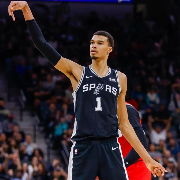 Victor Wembanyama recibe premio Magic Johnson.