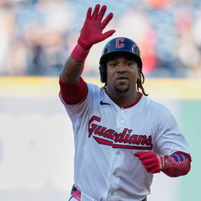 José Ramírez celebra jonrón en triunfo.