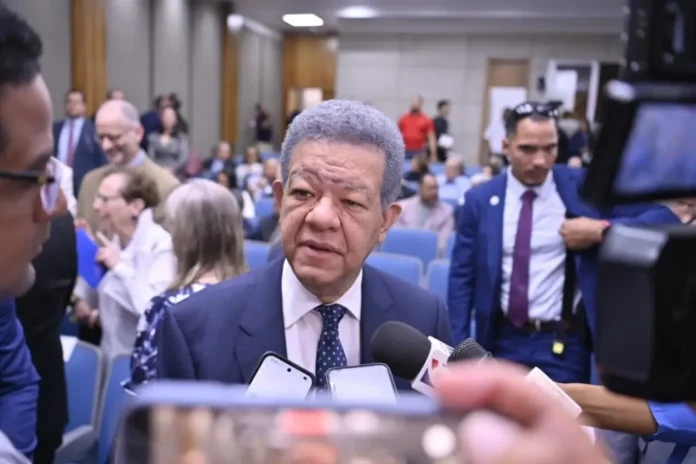 Leonel Fernández critica falta de alertas.