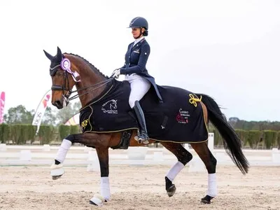 Yvonne Losos de Muñiz en entrenamiento ecuestre.
