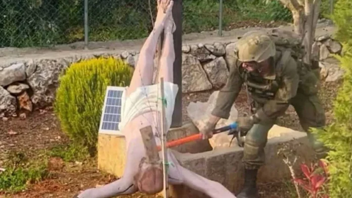 Soldado israelí destruye estatua de Cristo.