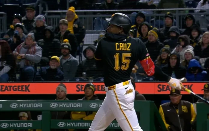 Oneil Cruz celebra jonrón con los Piratas