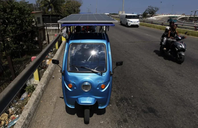 Triciclos eléctricos con paneles solares en Cuba.