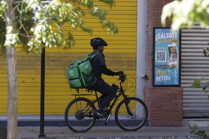 Denuncia contra Uber Eats y Deliveroo en Francia.