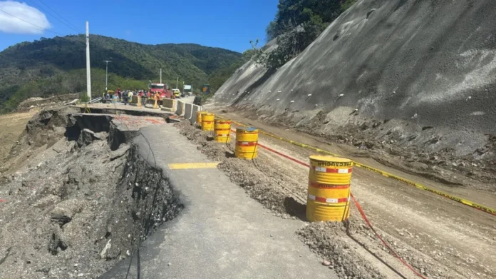 Cierre de carretera hacia Ocoa por derrumbe.