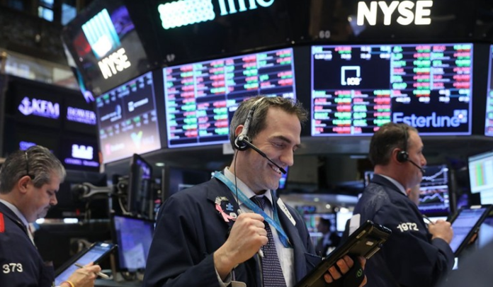 Wall Street cierra mixto con récords históricos.