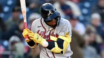 Acuña regresa al juego tras pelotazo.