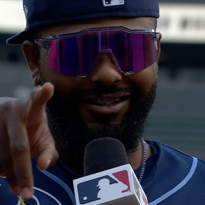 Junior Caminero celebra jonrón dedicado a su madre.