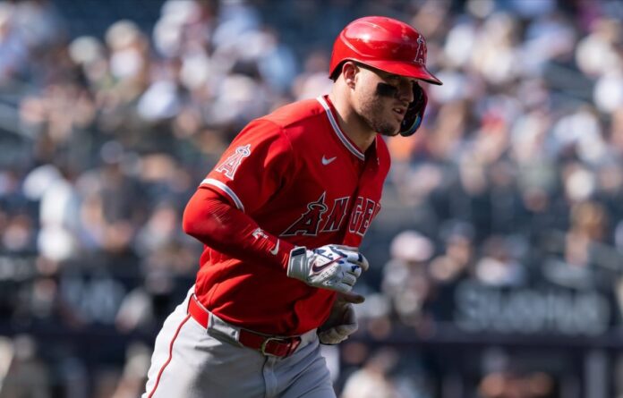 Mike Trout batea jonrón en Yankee Stadium.