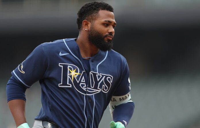 Junior Caminero celebra su jonrón decisivo.