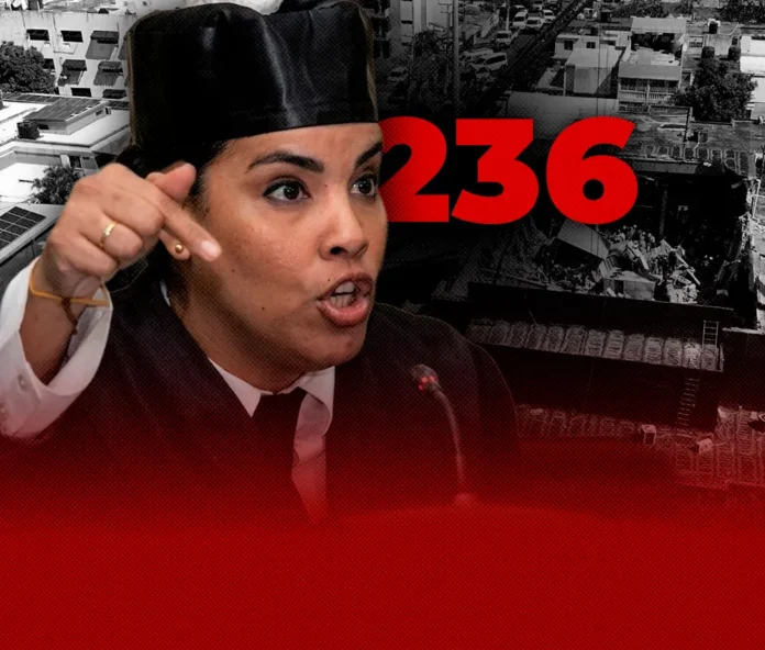 Laura Acosta discute peritaje en juicio.