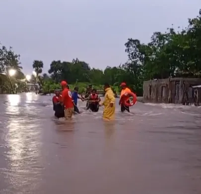 Rescate de personas tras inundación en Monte Plata