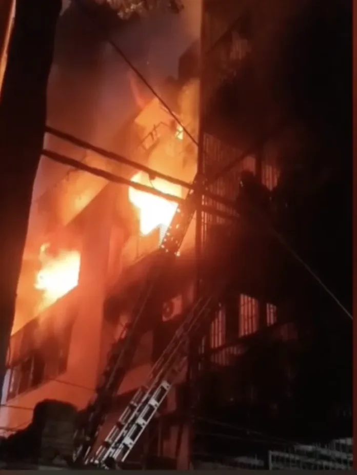 Incendio en Nueva Delhi deja 9 muertos